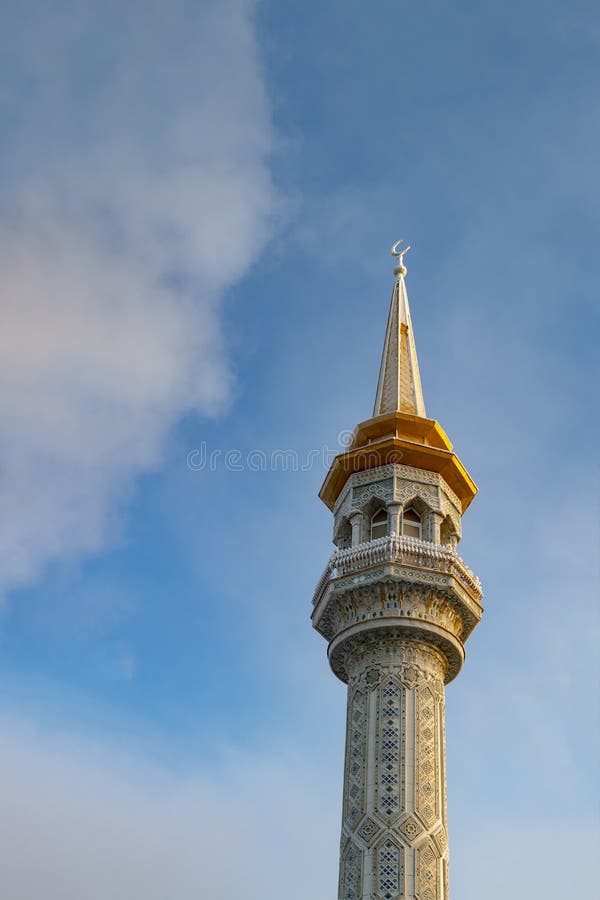 Minarete da mesquita na cidade siberiana Novo aspecto fotos de stock royalty free Minarete da mesquita na cidade siberiana Novo aspecto fotos de stock royalty free