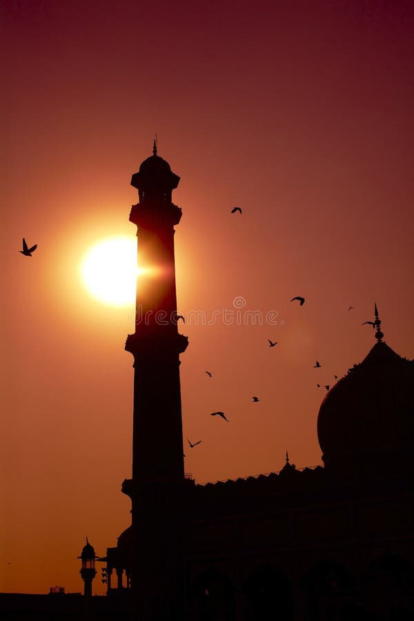 Minarete da mesquita no por do sol