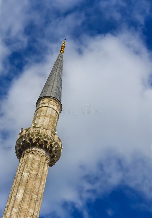 Minarete do Hagia Sophia Mosque em Istambul, Turquia Assente acima no fundo do céu azul e das nuvens fotografia de stock Minarete do Hagia Sophia Mosque em Istambul, Turquia Assente acima no fundo do céu azul e das nuvens fotografia de stock