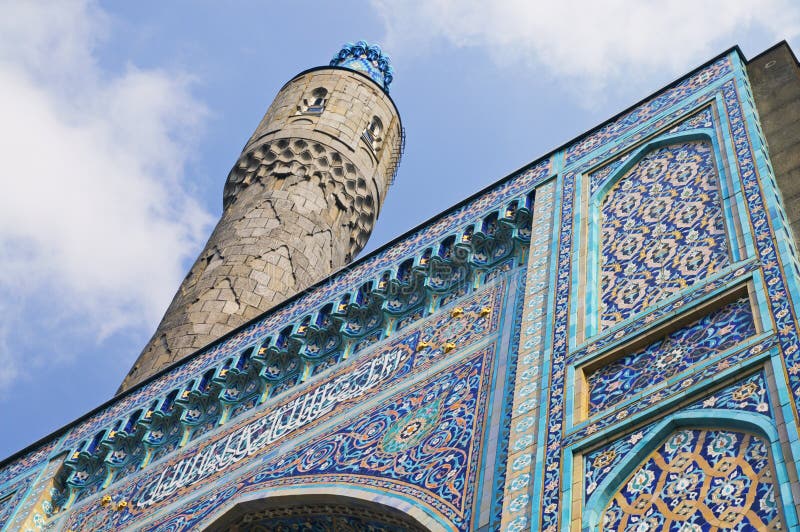 Minarete e a parede dianteira com mosaicos árabes