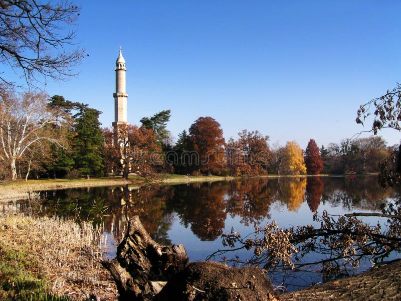 Minarete perto do lago