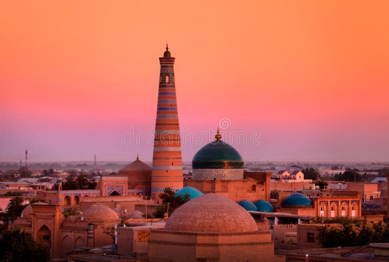 Minareto e madrasah di Islam-Khoja nel vecchio Khiva immagine stock Minareto e madrasah di Islam-Khoja nel vecchio Khiva immagine stock