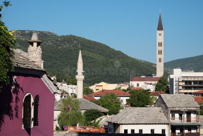Minarett und Glockenturm in Mostar, Bosnien und Herzegowina