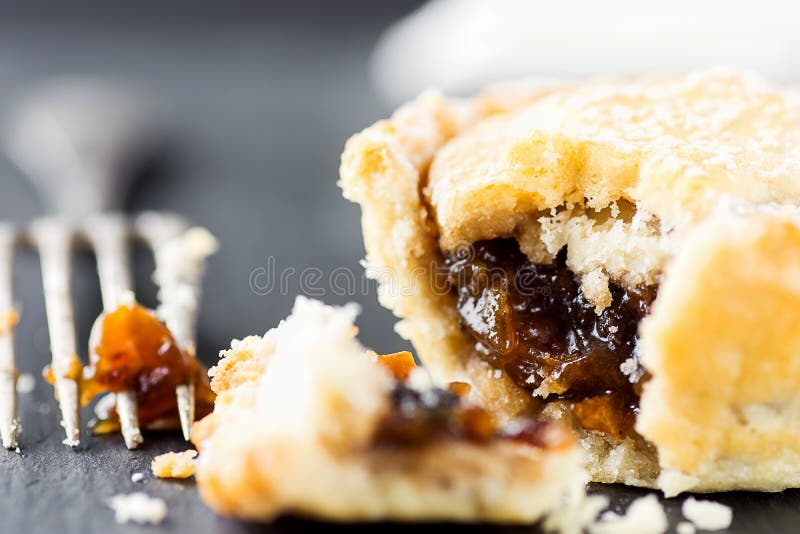 Mince pie al forno di Natale della pasticceria della casa britannica tradizionale del dessert con il materiale da otturazione mat fotografie stock Mince pie al forno di Natale della pasticceria della casa britannica tradizionale del dessert con il materiale da otturazione mat fotografie stock