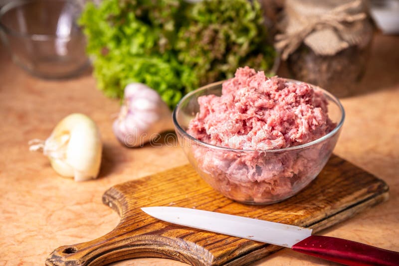 Minced wieprzowina w szklanym pucharze obraz stock Minced wieprzowina w szklanym pucharze obraz stock