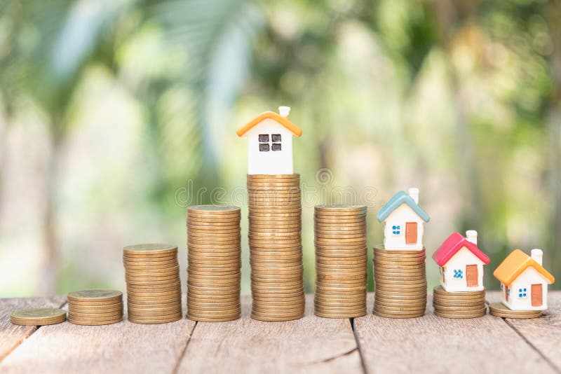 Minderhuismodel en stapel munten Bedrijfsgroei Vastgoedbelegging en begrip 'woninghypotheken' financieel onroerend goed royalty-vrije stock afbeelding Minderhuismodel en stapel munten Bedrijfsgroei Vastgoedbelegging en begrip 'woninghypotheken' financieel onroerend goed royalty-vrije stock afbeelding