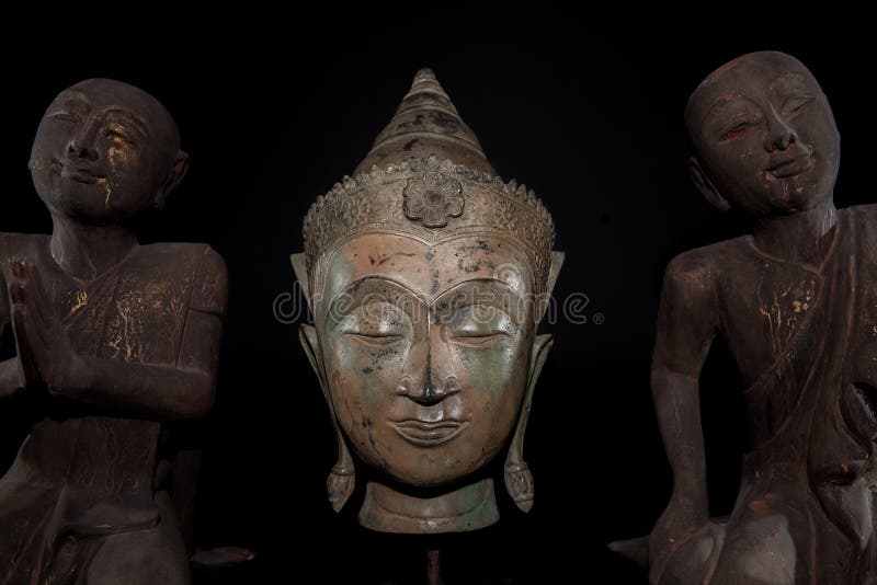 Mindfulness, Meditation und Gebet Traditioneller Buddha-Kopf mit lizenzfreies stockfoto Mindfulness, Meditation und Gebet Traditioneller Buddha-Kopf mit lizenzfreies stockfoto