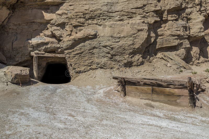 Mine en uranium abandonnée de diable sale en Utah image libre de droits Mine en uranium abandonnée de diable sale en Utah image libre de droits