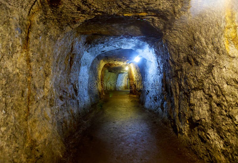 pendul Forventer Tilføj til Mine Underground Tunnel with Lights Stock Image - Image of dirt, catacomb:  163409035