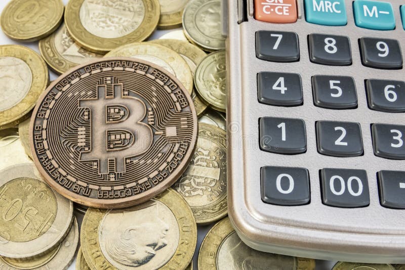 Minera??o do dinheiro de Cyripto fim acima da moeda f?sica do bitcoin imagem de stock royalty free Minera??o do dinheiro de Cyripto fim acima da moeda f?sica do bitcoin imagem de stock royalty free