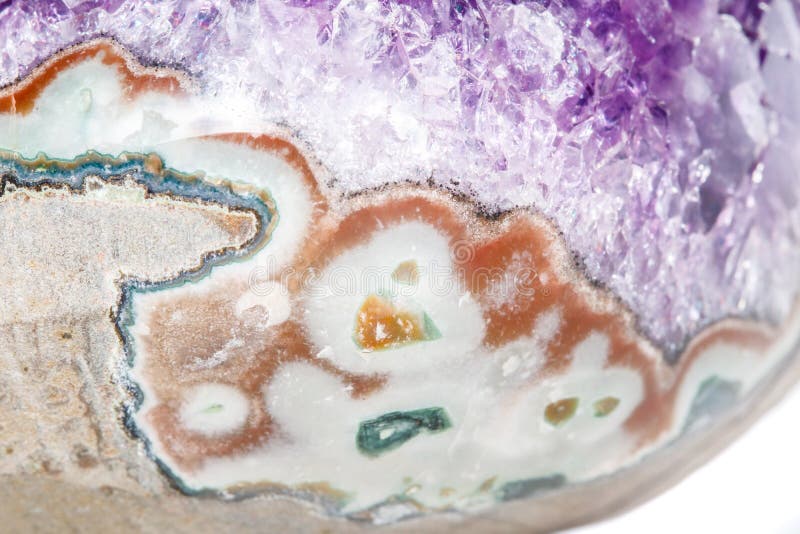 Minerai de Crystal Druse d'améthyste macro sur le fond blanc. Minerai de Crystal Druse d'améthyste macro sur la fin blanche de fond