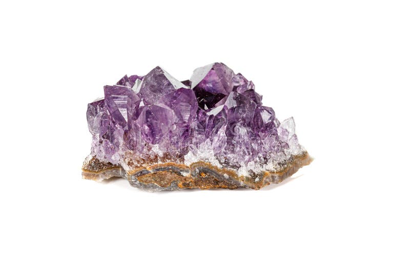 Mineral f? r ametistCrystal Druse makro p? vit bakgrund. det vita bakgrundsslutet upp?