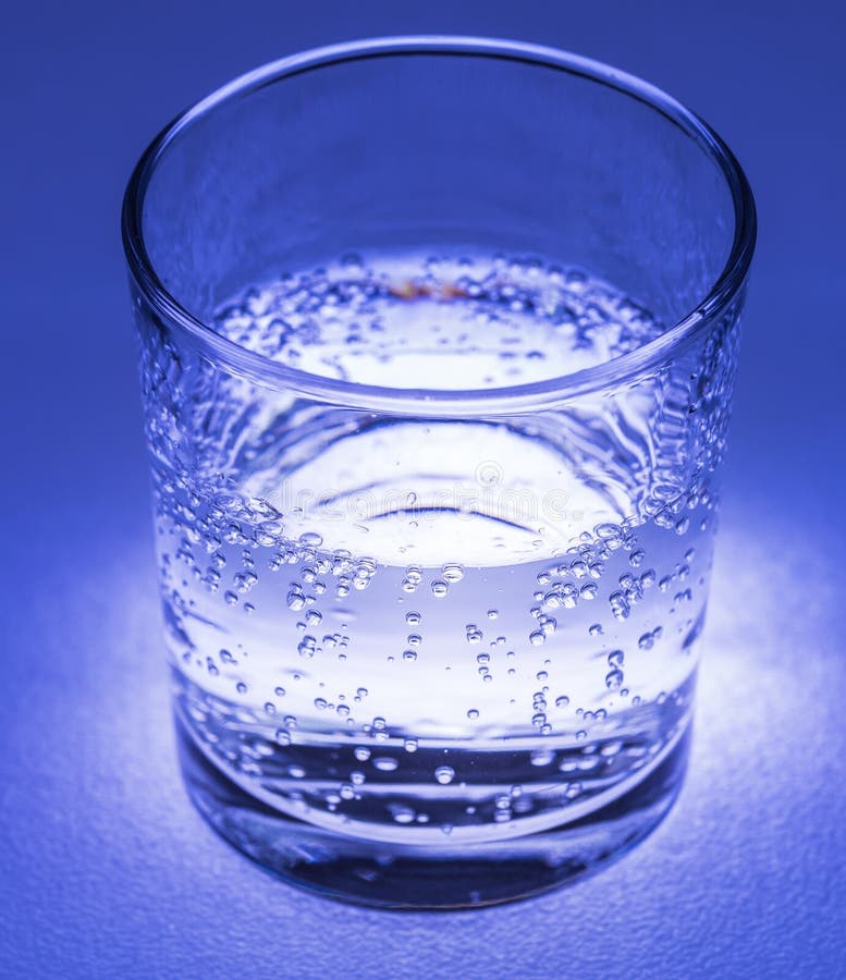 Mineralwasser mit Blasen stockbilder Mineralwasser mit Blasen stockbilder