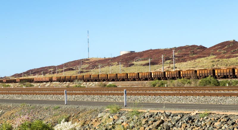 Mineração no trem muito longo de carvão de Austrália imagem de stock Mineração no trem muito longo de carvão de Austrália imagem de stock