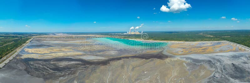 MinerÃa de carbón y central eléctrica en Polonia. Tierras destruidas. Ver desde arriba. Paisaje surrealista fotos de archivo MinerÃa de carbón y central eléctrica en Polonia. Tierras destruidas. Ver desde arriba. Paisaje surrealista fotos de archivo
