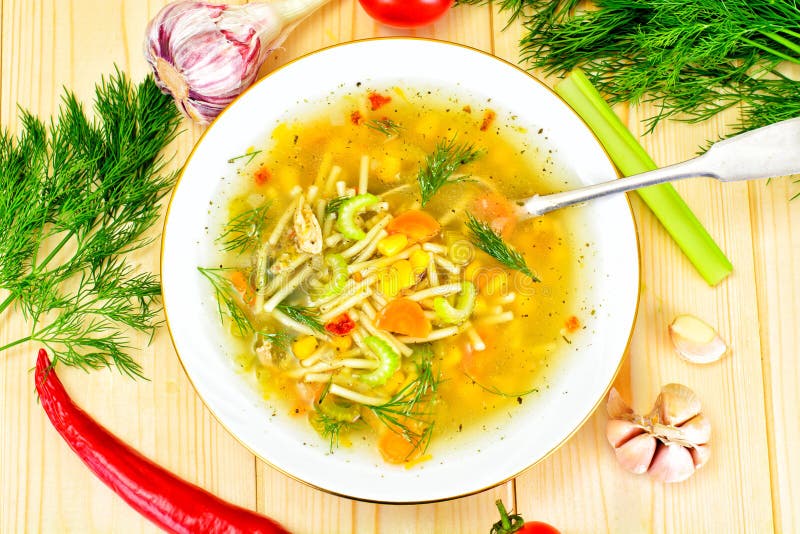 Zuppa con Brodo di Pollo, Noodle e Verdure fotografia stock libera da diritti