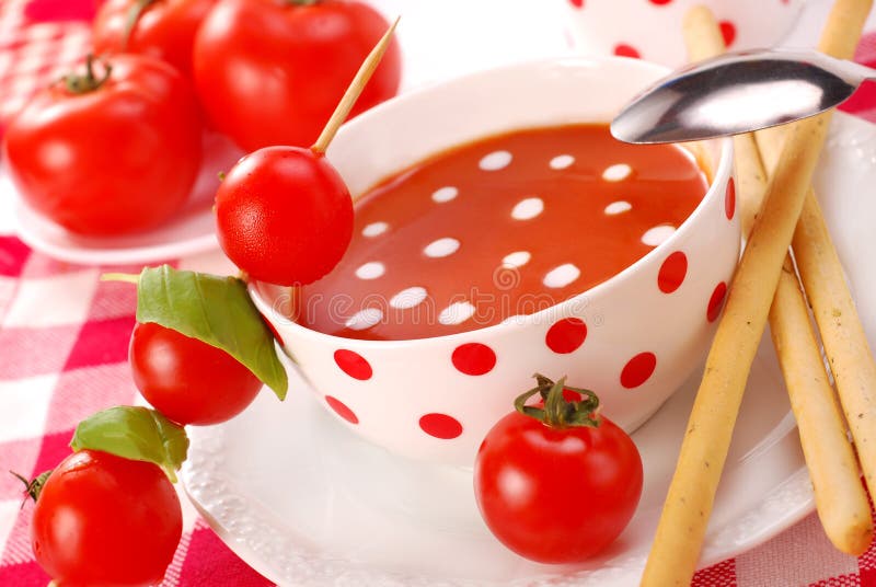 Minestra del pomodoro con le gocce crema fotografia stock Minestra del pomodoro con le gocce crema fotografia stock