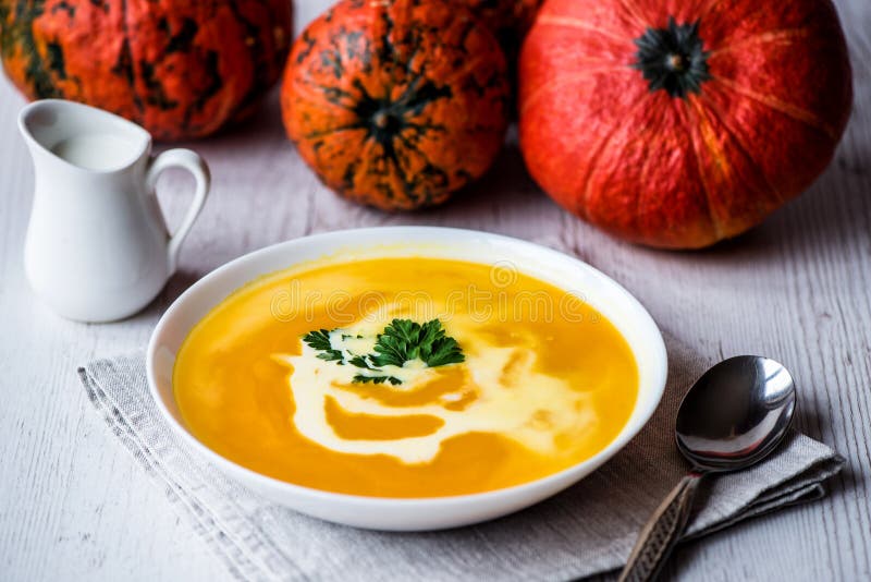 Minestra della zucca con crema e prezzemolo Alimento del vegano immagini stock libere da diritti Minestra della zucca con crema e prezzemolo Alimento del vegano immagini stock libere da diritti