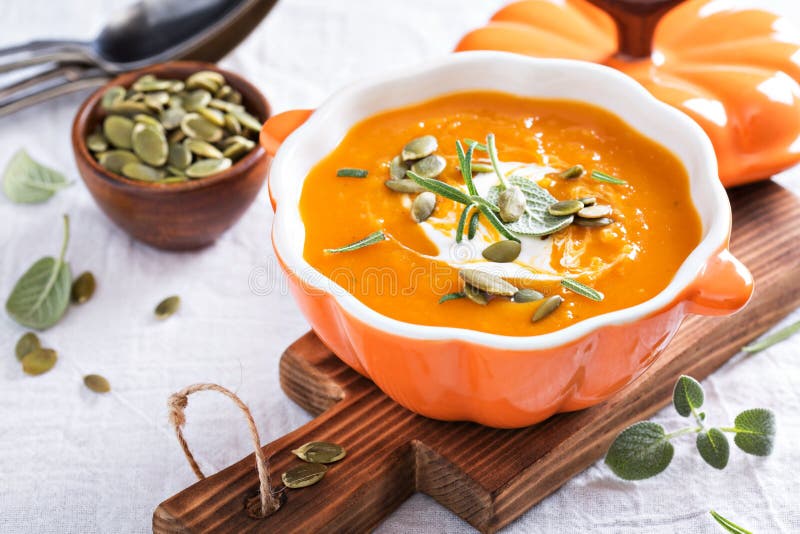 Minestra della zucca con crema, le erbe ed i semi immagini stock libere da diritti Minestra della zucca con crema, le erbe ed i semi immagini stock libere da diritti