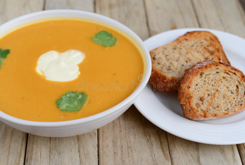 Minestra della zucca con pane fotografia stock libera da diritti Minestra della zucca con pane fotografia stock libera da diritti