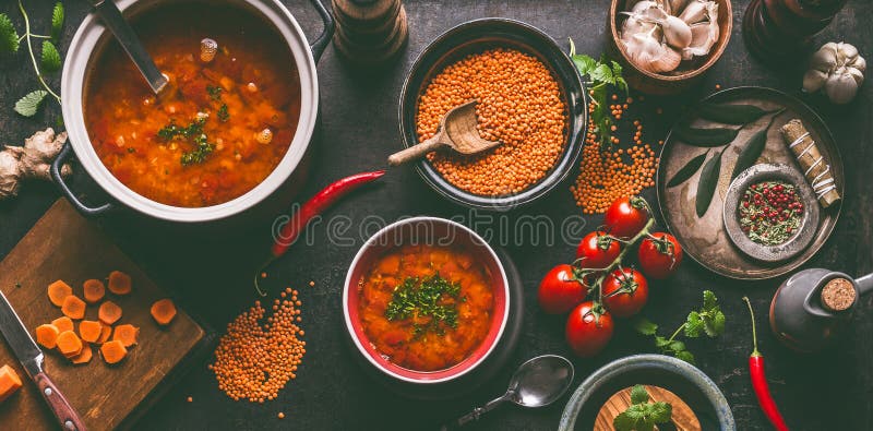 Minestra di lenticchia rossa con la cottura degli ingredienti sul fondo rustico scuro del tavolo da cucina, vista superiore Conce immagini stock libere da diritti
