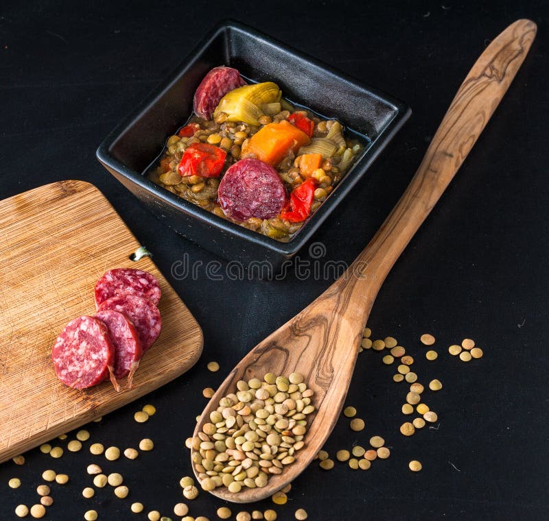 Minestra di lenticchie variopinta con chorizo - cucina spagnola tradizionale fotografia stock
