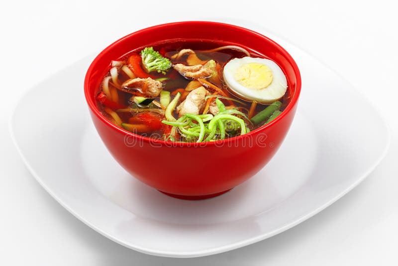 Minestra di pasta del pollo, paprica, zucchini, carote, nood del udon del grano fotografia stock libera da diritti Minestra di pasta del pollo, paprica, zucchini, carote, nood del udon del grano fotografia stock libera da diritti