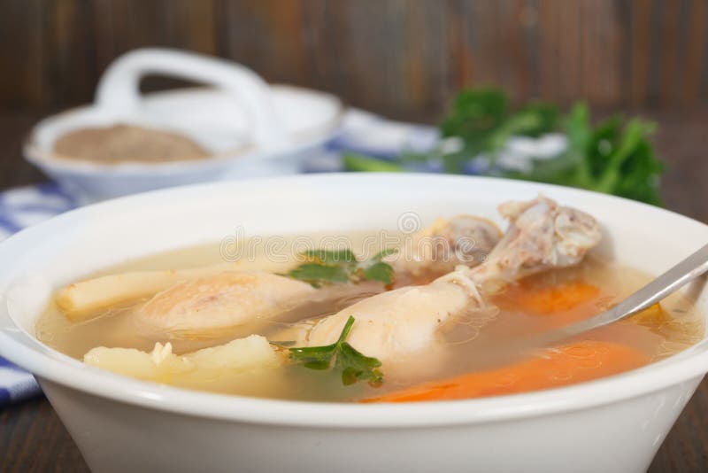 Minestra di pasta sana casalinga della radura del pollo - brodo immagini stock Minestra di pasta sana casalinga della radura del pollo - brodo immagini stock