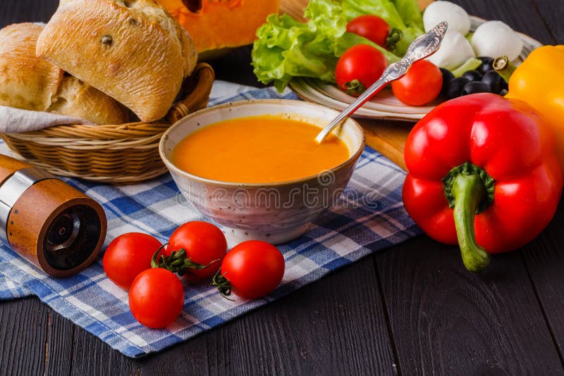 Minestra di riscaldamento della zucca, casalinghe tradizionali con pane ed i antipasti immagini stock Minestra di riscaldamento della zucca, casalinghe tradizionali con pane ed i antipasti immagini stock