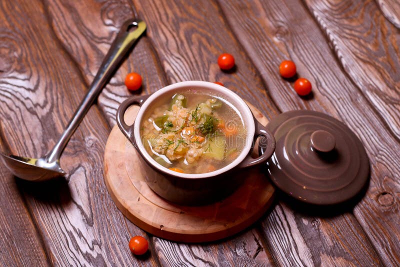 Minestra di verdura sana con le lenticchie rosse, il pepe e lo zucchini immagine stock libera da diritti Minestra di verdura sana con le lenticchie rosse, il pepe e lo zucchini immagine stock libera da diritti