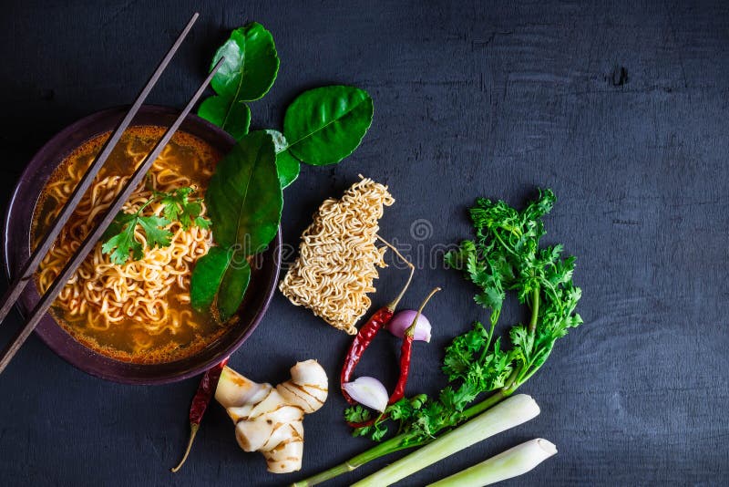 Minestra e verdure di tagliatelle istantanee piccante su un fondo nero immagini stock libere da diritti Minestra e verdure di tagliatelle istantanee piccante su un fondo nero immagini stock libere da diritti