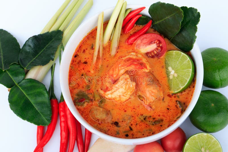 Minestra tailandese del gamberetto con citronella (Tom Yum Goong) sul fondo del panno di Brown immagine stock Minestra tailandese del gamberetto con citronella (Tom Yum Goong) sul fondo del panno di Brown immagine stock