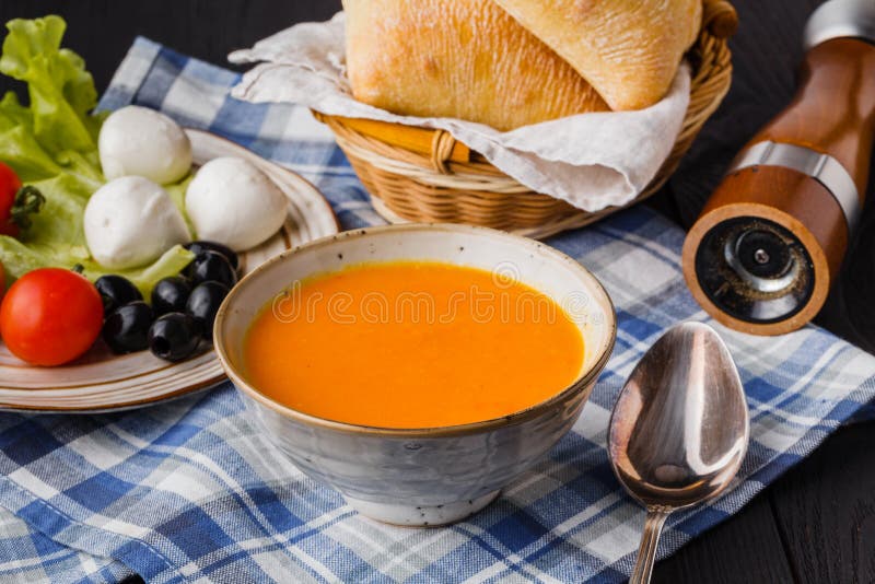 Minestra tradizionale della zucca, casalinga con pane fotografie stock Minestra tradizionale della zucca, casalinga con pane fotografie stock