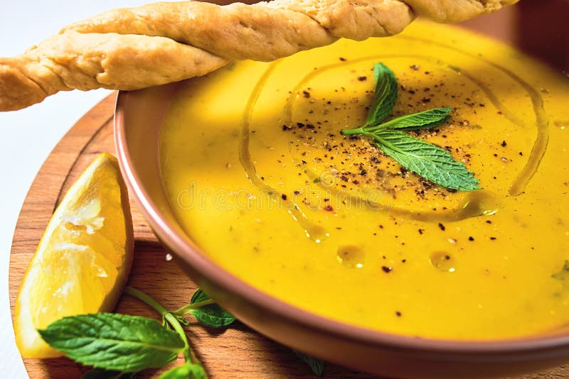 Minestra tradizionale turca della crema della lenticchia con la menta immagini stock libere da diritti Minestra tradizionale turca della crema della lenticchia con la menta immagini stock libere da diritti