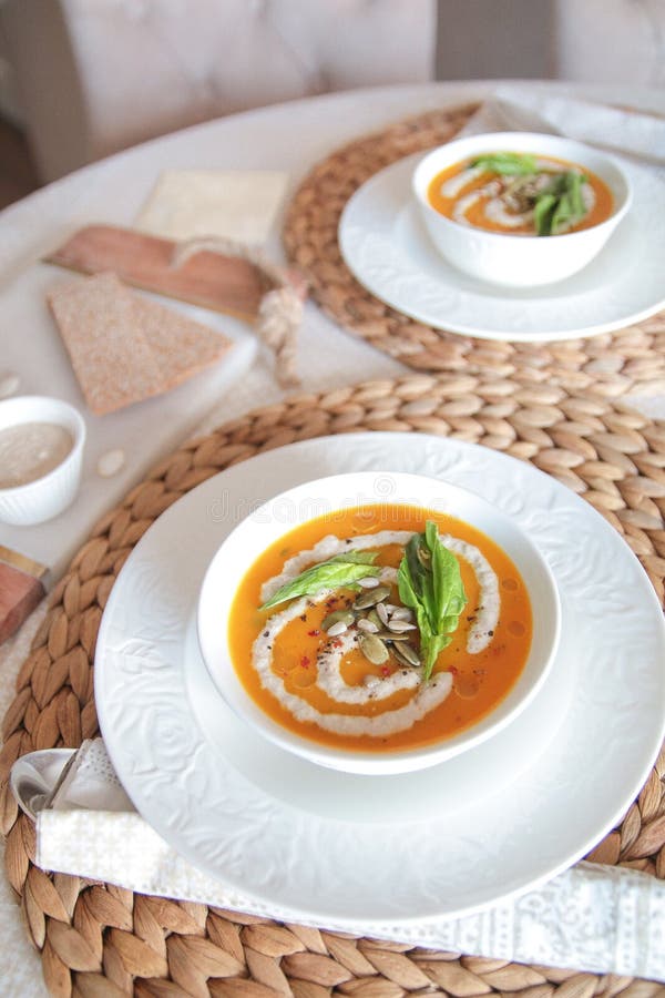 Minestra vegetariana del purè della zucca con la crema del girasole fotografia stock libera da diritti Minestra vegetariana del purè della zucca con la crema del girasole fotografia stock libera da diritti