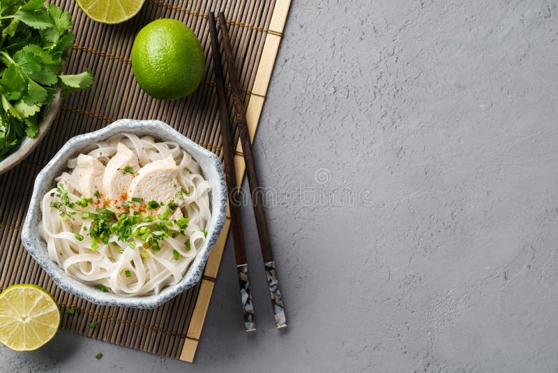 Minestra vietnamita Pho GA con il pollo, le tagliatelle di riso e le erbe fotografia stock Minestra vietnamita Pho GA con il pollo, le tagliatelle di riso e le erbe fotografia stock