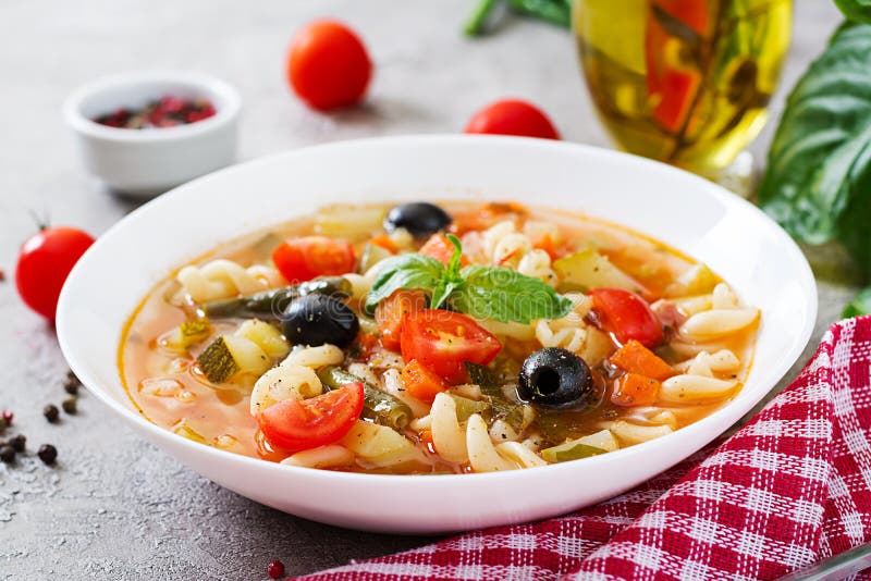 Minestrone italiensk grönsaksoppa med pasta Strikt vegetarianmat royaltyfri bild Minestrone italiensk grönsaksoppa med pasta Strikt vegetarianmat royaltyfri bild