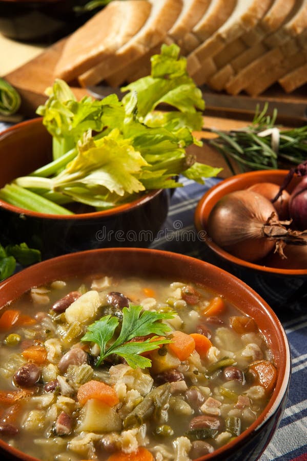 Minestrone con verdure la cucina italiana.