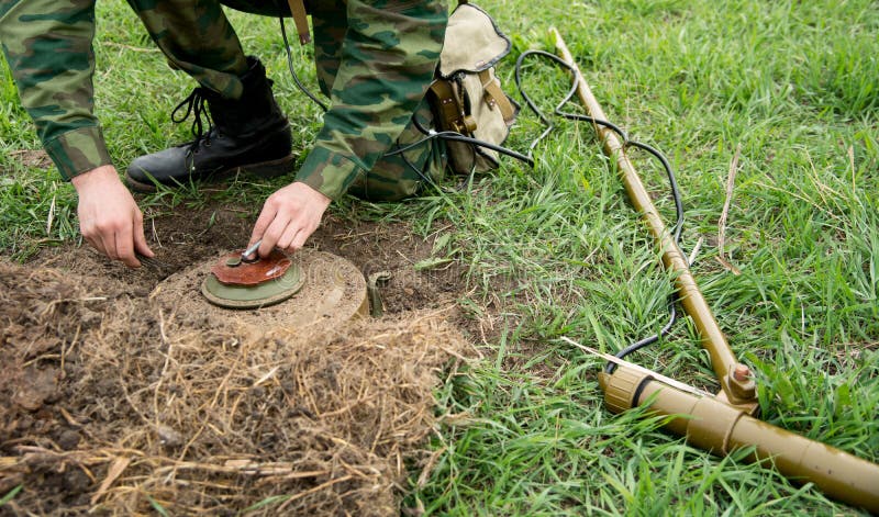 Minesweeper with a mine detector mine neutralizes