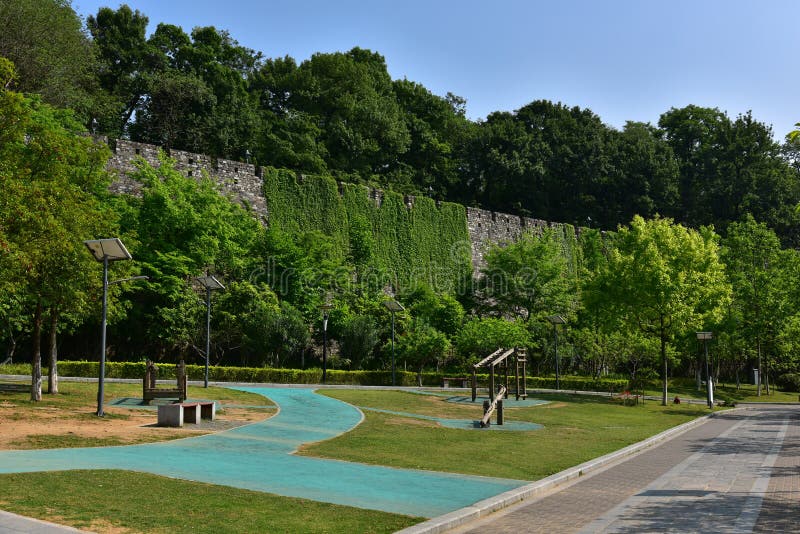 Download Ming Dynasty City Wall In De Lente Stock Afbeelding - Afbeelding bestaande uit climbing, botanisch: 54084417