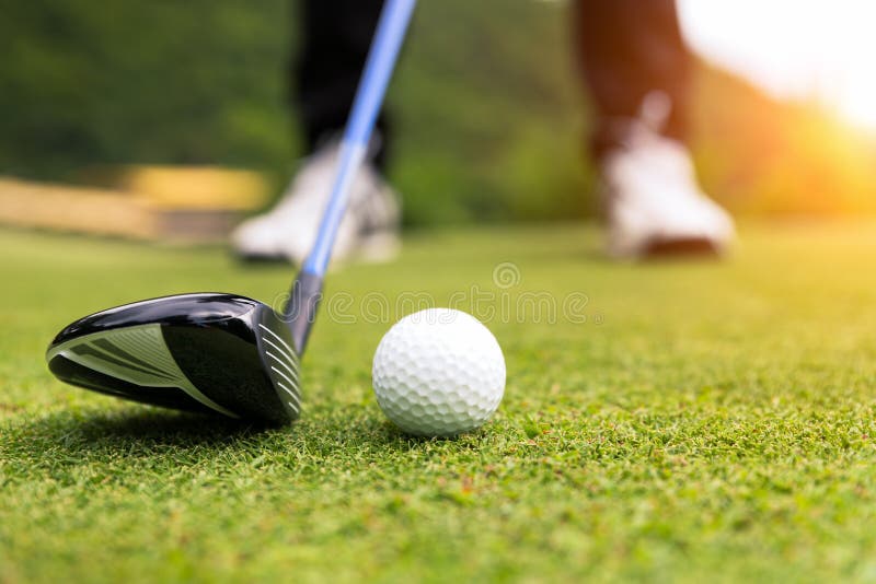 Minge de golf pe iarbă verde gata să fie lovită la clubul de golf stock photo