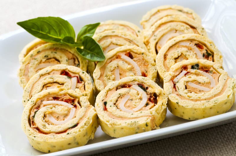 Mini apéritifs de roulis de spirale de sandwich image libre de droits Mini apéritifs de roulis de spirale de sandwich image libre de droits