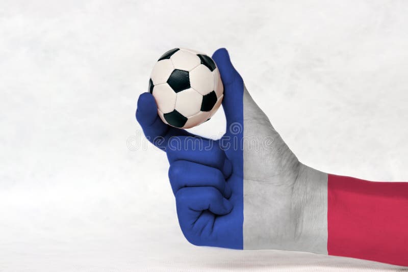 A mini bola do futebol na bandeira de França pintou a mão no fundo branco fotos de stock A mini bola do futebol na bandeira de França pintou a mão no fundo branco fotos de stock