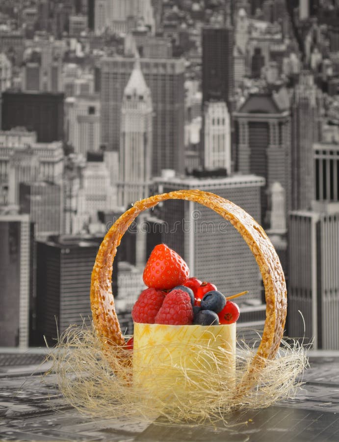 Mini bolo de queijo New York com chocolate branco e as bagas frescas foto de stock Mini bolo de queijo New York com chocolate branco e as bagas frescas foto de stock