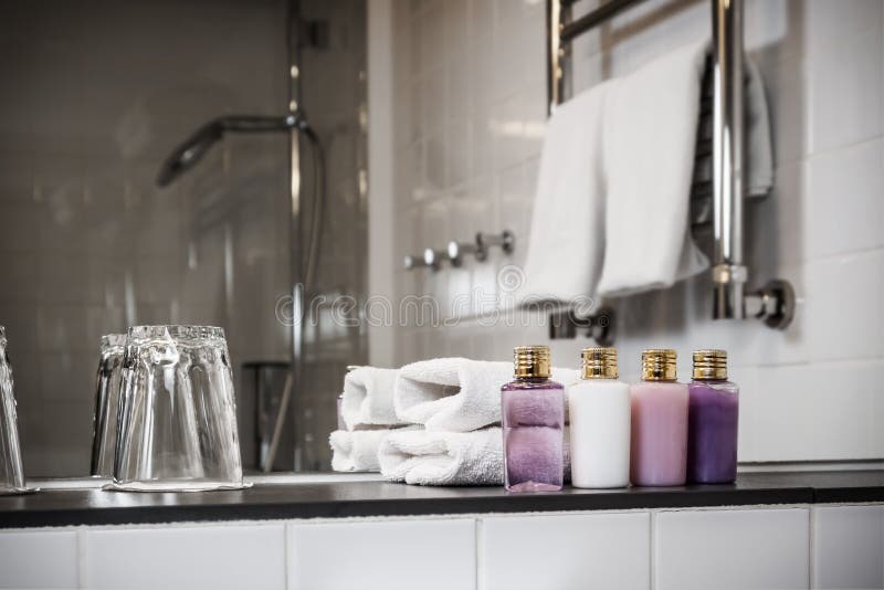 Mini bottles of cosmetics and towels on the table in the hotel room