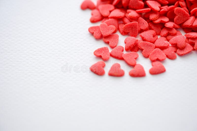 Mini caramelo rojo de los corazones del primer en el fondo blanco foto de archivo libre de regalías Mini caramelo rojo de los corazones del primer en el fondo blanco foto de archivo libre de regalías