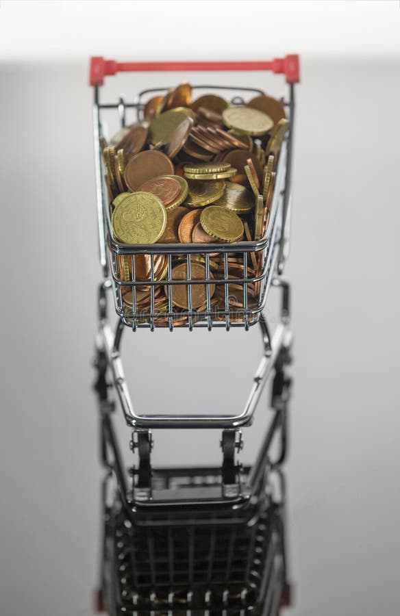 Mini Carrinho De Compras De Cromo Cheio Ao Topo Com Moedas imagens de stock Mini Carrinho De Compras De Cromo Cheio Ao Topo Com Moedas imagens de stock