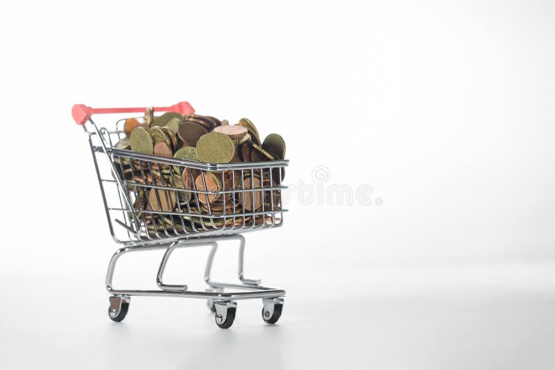 Mini Carrinho De Compras De Cromo Cheio Ao Topo Com Moedas foto de stock Mini Carrinho De Compras De Cromo Cheio Ao Topo Com Moedas foto de stock