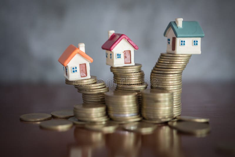 Mini casa na pilha de moedas, conceito da propriedade do investimento, do risco de investimento e da incerteza no mercado imobili imagem de stock royalty free Mini casa na pilha de moedas, conceito da propriedade do investimento, do risco de investimento e da incerteza no mercado imobili imagem de stock royalty free