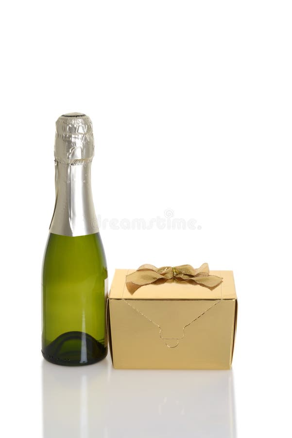 Mini champagne con il regalo dell'oro fotografie stock Mini champagne con il regalo dell'oro fotografie stock